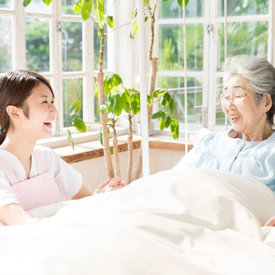 女性に寄り添う女性スタッフ