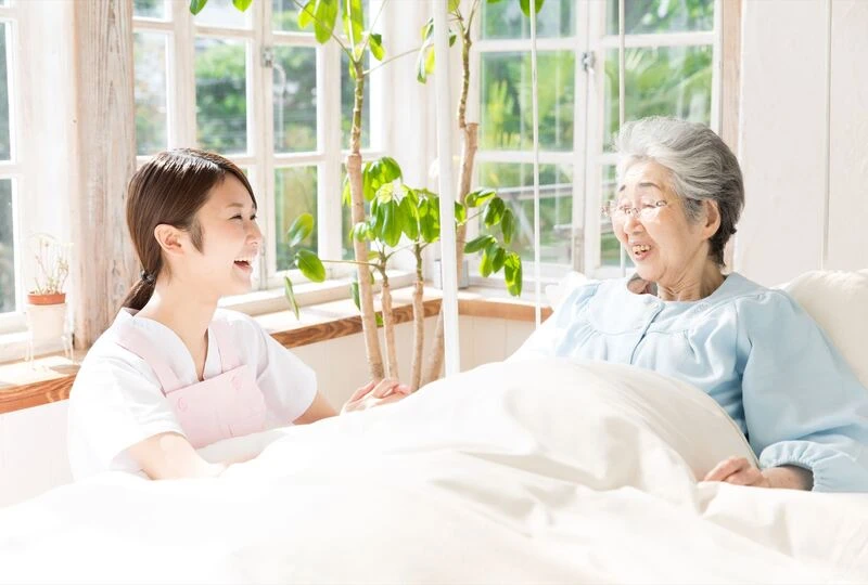 女性に寄り添う女性スタッフ